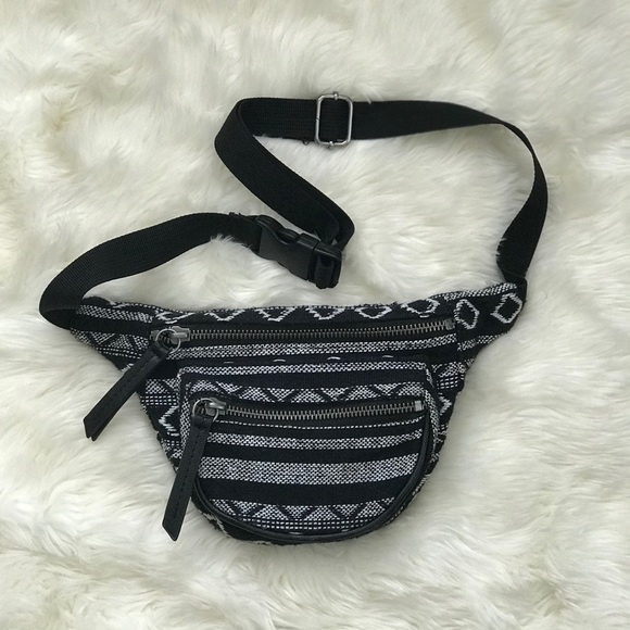 Forever 21 Handbags - Forever 21 Fanny Pack